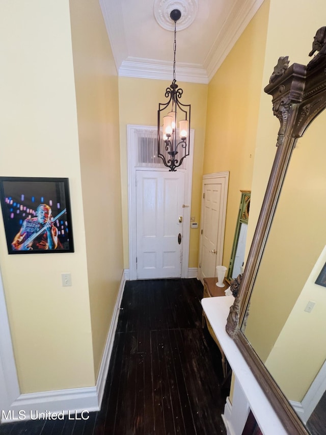 500 Franklin St, Natchez, MS 39120 - entryway featuring a chandelier, dark wood-style floors, crown molding, and baseboards