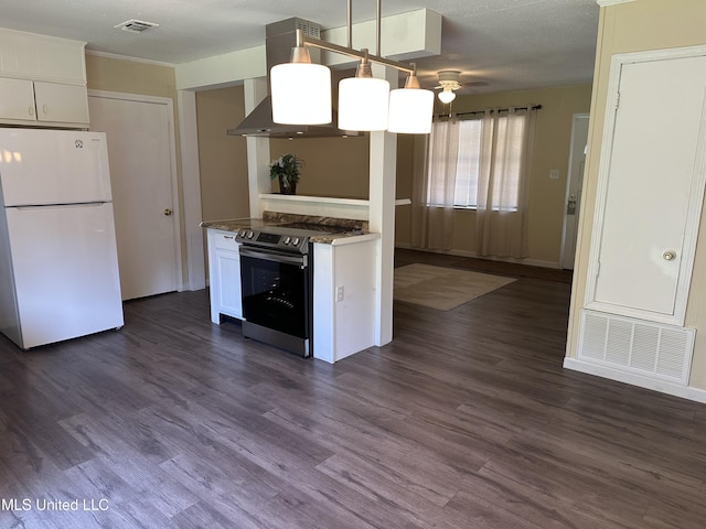 11086 E Taylor Rd, Gulfport, MS 39503 - kitchen with freestanding refrigerator, electric range, ceiling fan, and dark wood-style floors