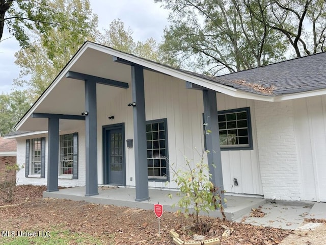 property entrance featuring a porch