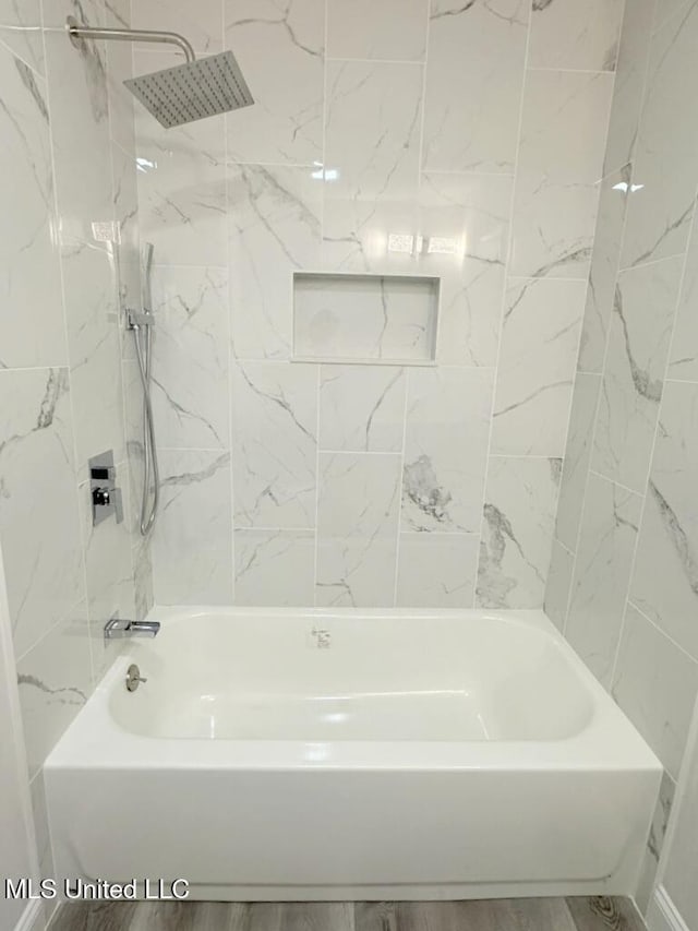 bathroom featuring tiled shower / bath combo