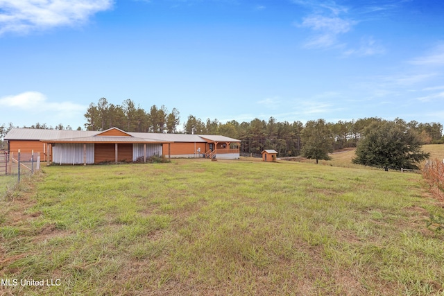 view of yard featuring an outdoor structure