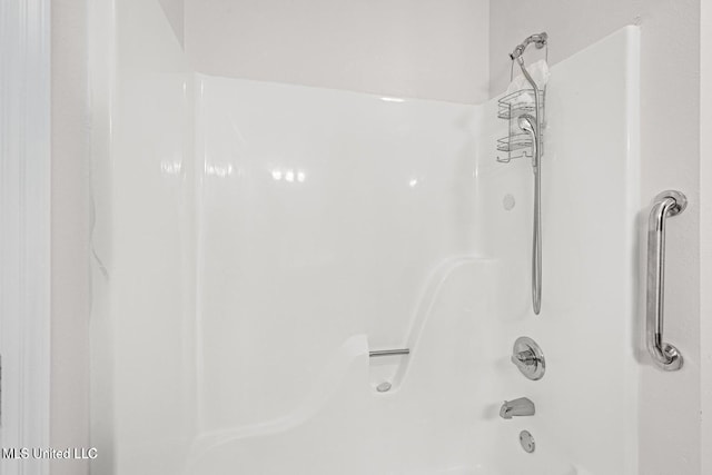 bathroom with washtub / shower combination