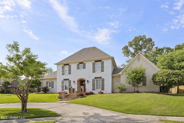 colonial inspired home featuring a front yard