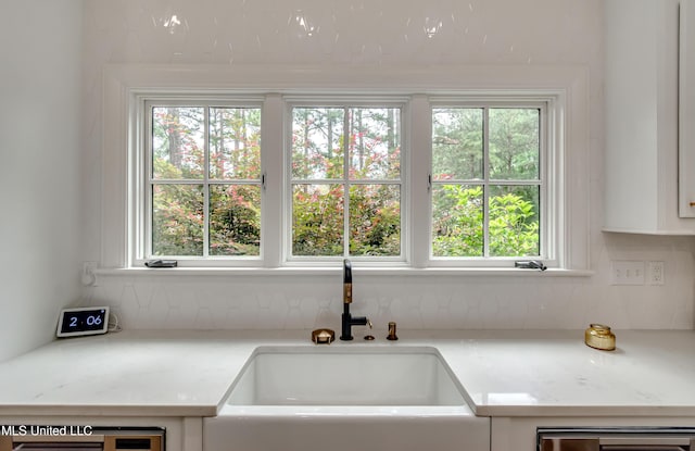 107 Chadwyck Ct, Madison, MS 39110 - kitchen featuring a sink, decorative backsplash, plenty of natural light, and light countertops