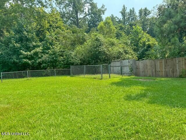 305 Longview St, Vicksburg, MS 39180 - view of yard with fence