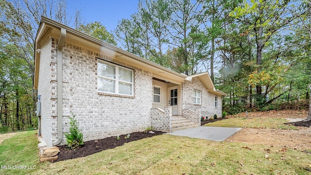 view of front of property with a front lawn