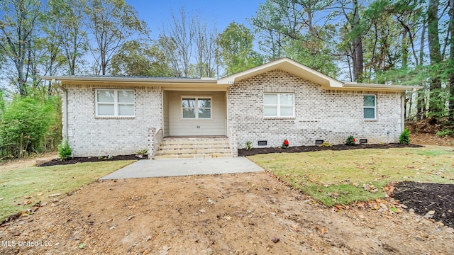 view of front of house featuring a front lawn