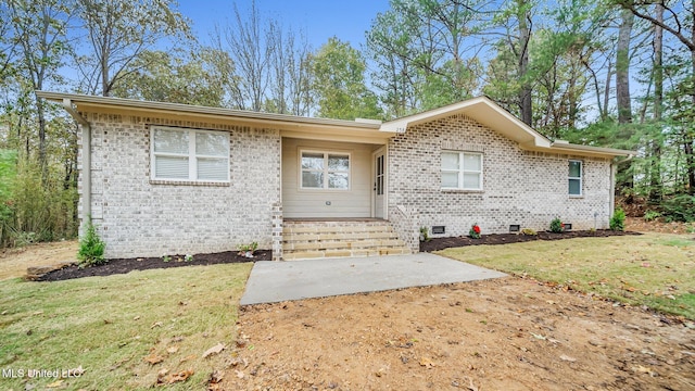 view of front of home featuring a front yard