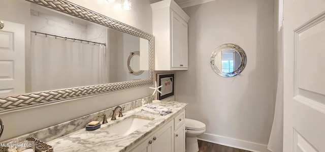 full bath with toilet, a shower with curtain, baseboards, and vanity