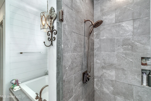 bathroom featuring tiled shower / bath