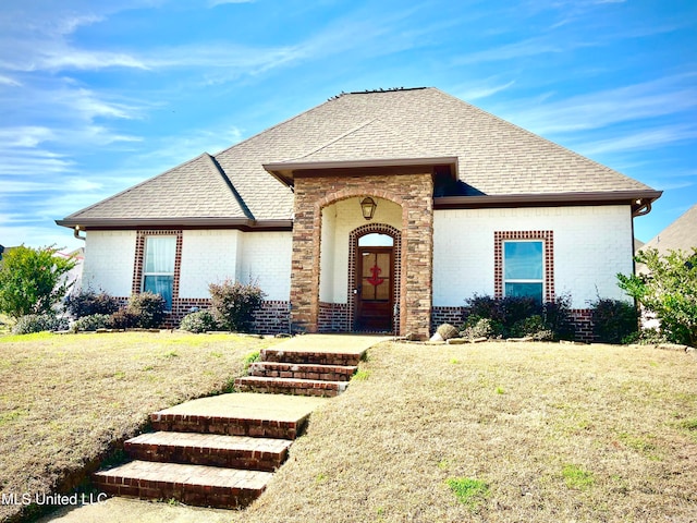 view of front of property featuring a front yard