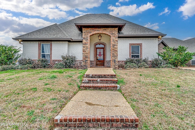 view of front of property featuring a front lawn