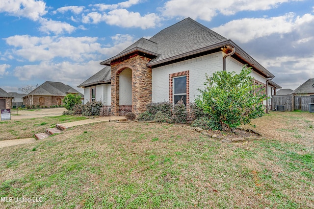 view of front of property featuring a front lawn