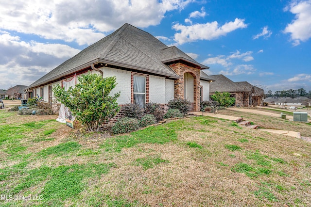 view of front of house featuring a front lawn