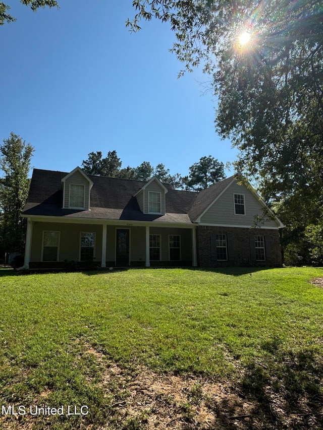 view of front facade featuring a front lawn