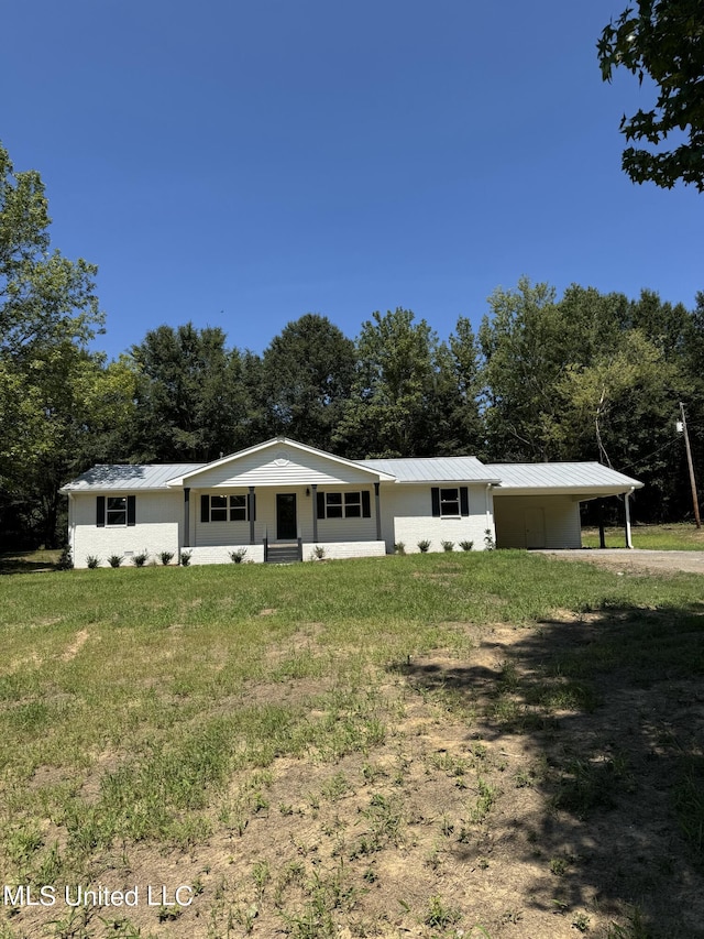 single story home with a front lawn