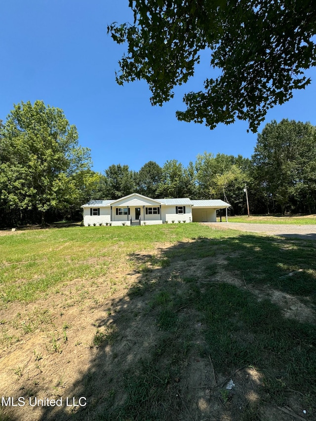 view of front of home featuring a front lawn