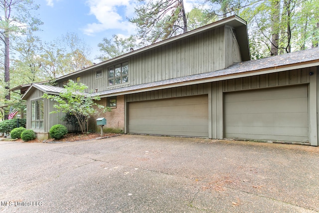 view of front facade with a garage