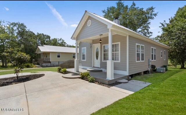 view of front of home with covered porch and a front yard