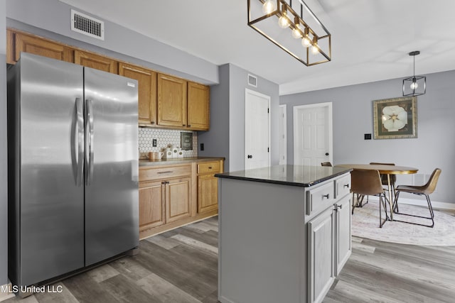 11222 Cypress Bayou Dr, Gulfport, MS 39503 - kitchen with tasteful backsplash, visible vents, freestanding refrigerator, and dark wood-style flooring