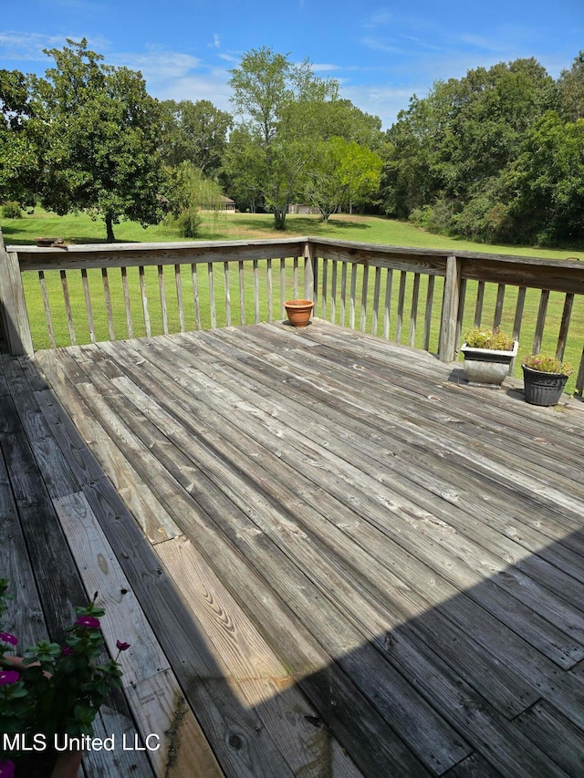 447 Shaker Dr, Senatobia, MS 38668 - wooden deck featuring a yard
