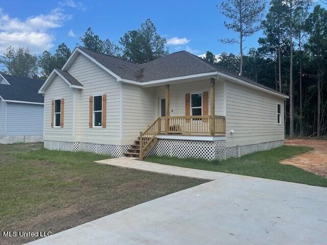 view of front of house featuring a front yard