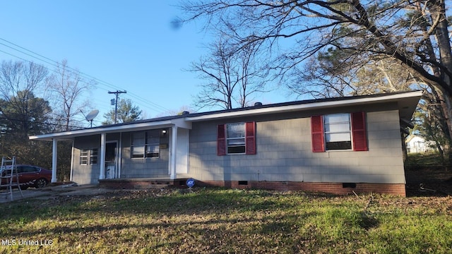 ranch-style home featuring a front lawn and crawl space