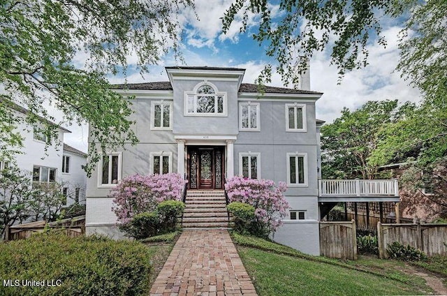 view of front of home featuring a front yard