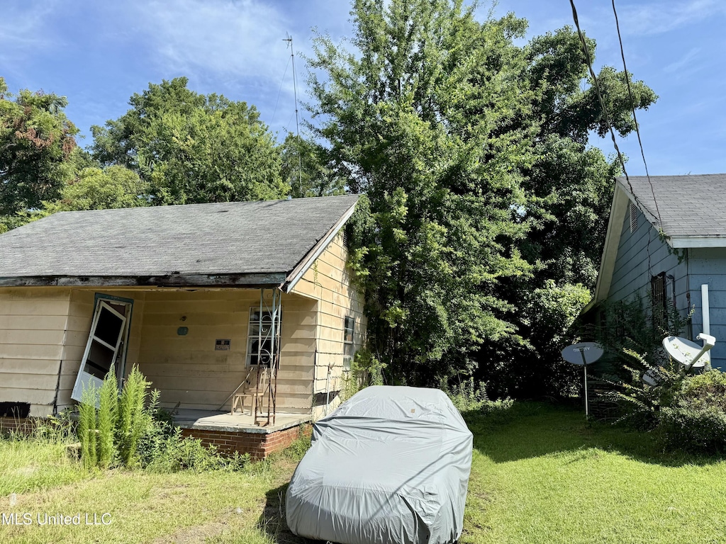328 Idlewild St, Jackson, MS 39203 - view of property exterior featuring a yard and a shingled roof