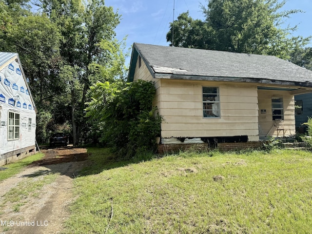 328 Idlewild St, Jackson, MS 39203 - view of side of property with a lawn and a shingled roof