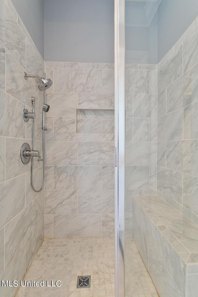 bathroom featuring tiled shower