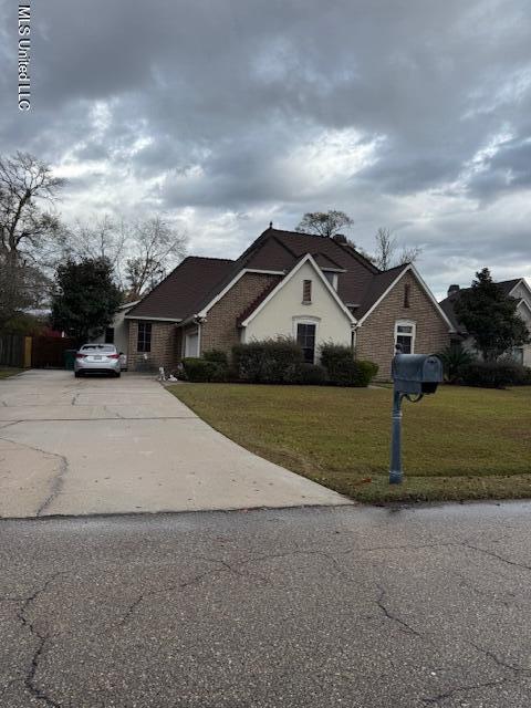 view of front of home with a front lawn