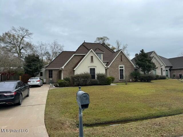 view of front of house featuring a front yard