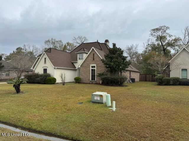 view of front of home with a front lawn