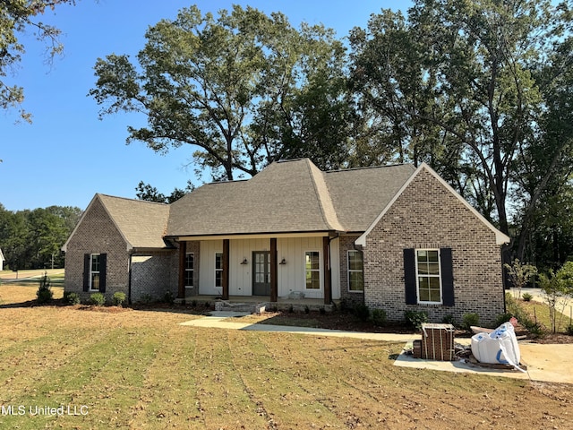 view of front of property featuring a porch and a front yard