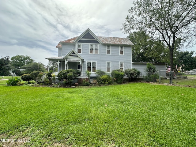 view of front of property featuring a front lawn