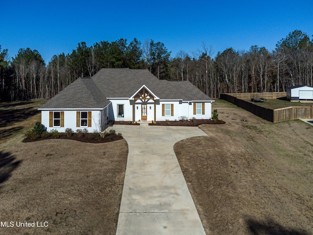 view of front of property featuring a front yard