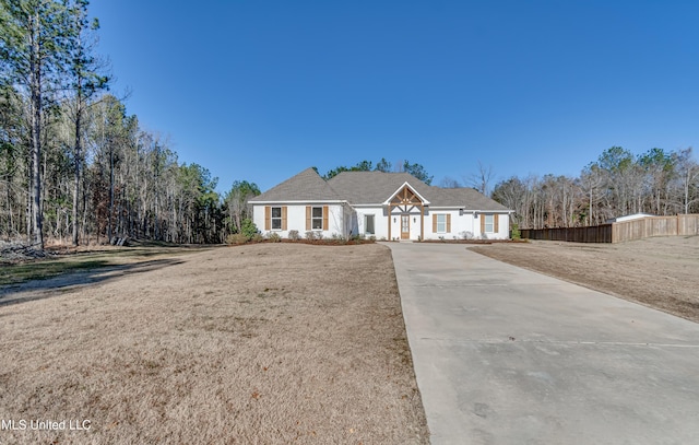 view of front facade featuring a front yard