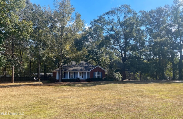 view of front facade with a front yard