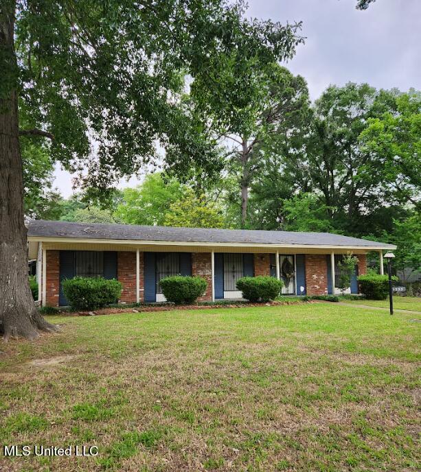 2520 Queensroad Ave, Jackson, MS 39213 - single story home featuring a front lawn and brick siding