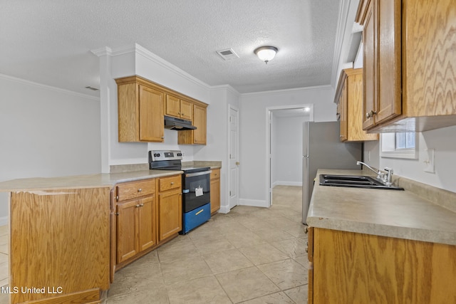 kitchen featuring stainless steel electric range oven, sink, kitchen peninsula, a textured ceiling, and ornamental molding