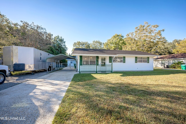 view of front of home featuring a front yard, a porch, and a carport