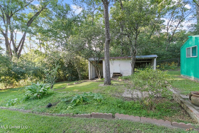 view of yard featuring a storage unit