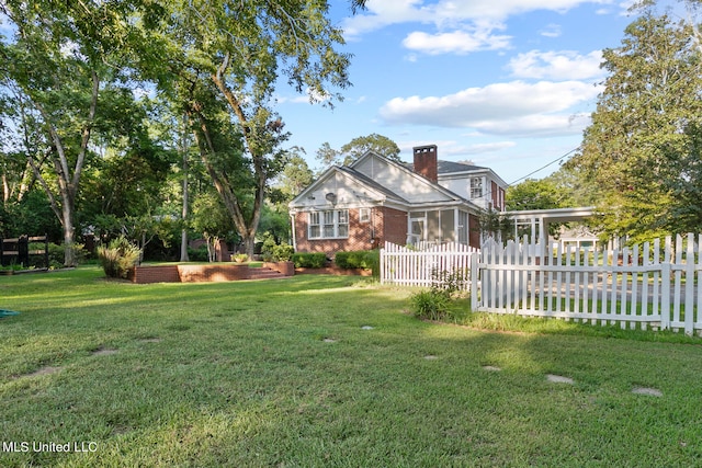 view of front facade featuring a front yard