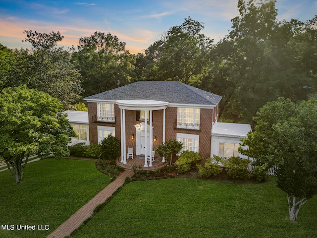 view of front of home featuring a lawn