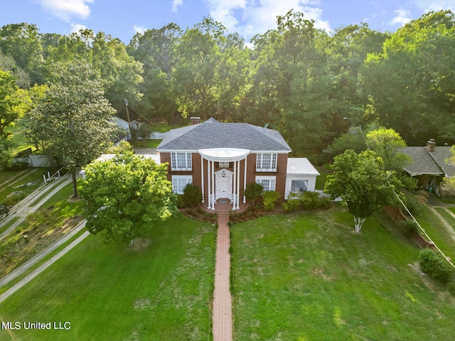 view of front of property featuring a front yard