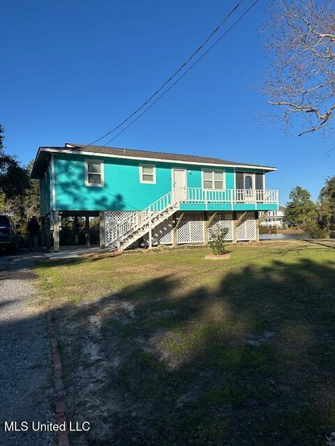 view of front of property featuring a front yard