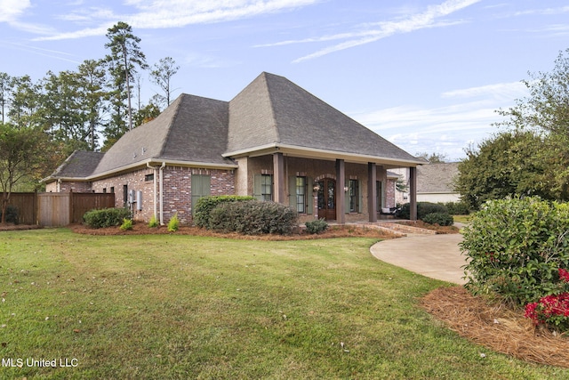 view of front facade featuring a front yard