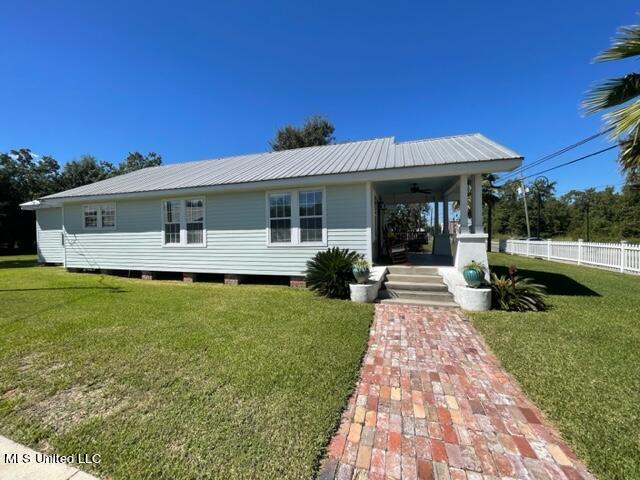 view of front of property with covered porch and a front lawn