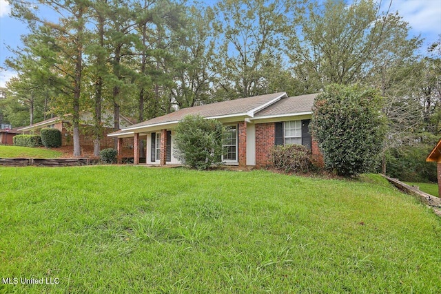 ranch-style house featuring a front yard